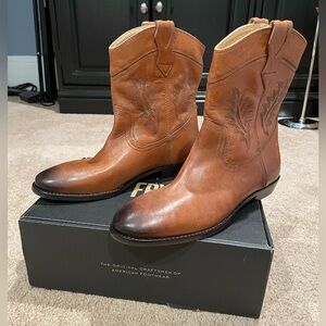 FRYE Blair Western Deco Boots Cinnamon • Women’s 9 • New Without Box